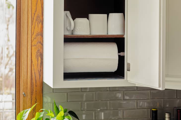 https://cdn.apartmenttherapy.info/image/upload/f_auto,q_auto:eco,w_730/k%2FPhoto%2FLifestyle%2F2020-12-Paper-Towel-Storage-Idea%2FKitchn-2020-Paper-Towel-Storage-1