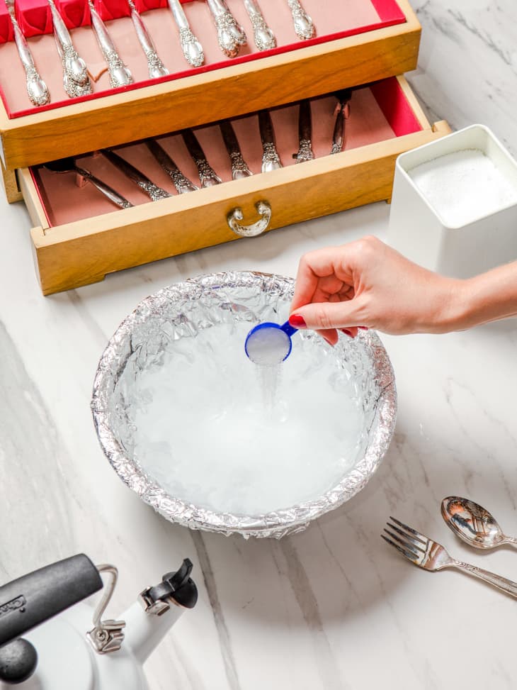 HOW TO CLEAN SILVERWARE EASILY