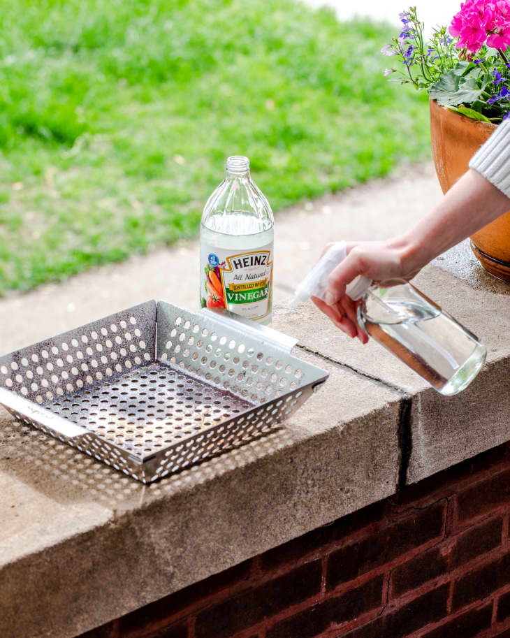 Cleaning grill basket with vinegar