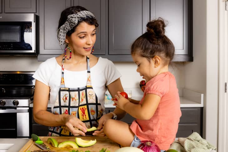 Perla Farias in the kitchen with her daughter