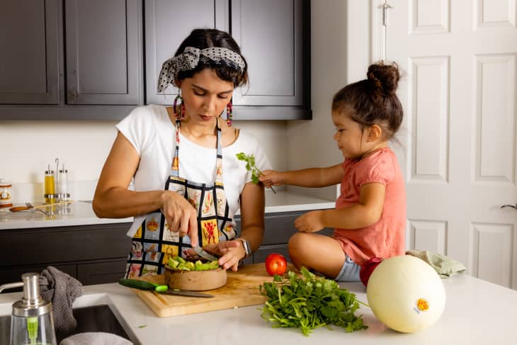 Perla Farias making guacamole with daughter.