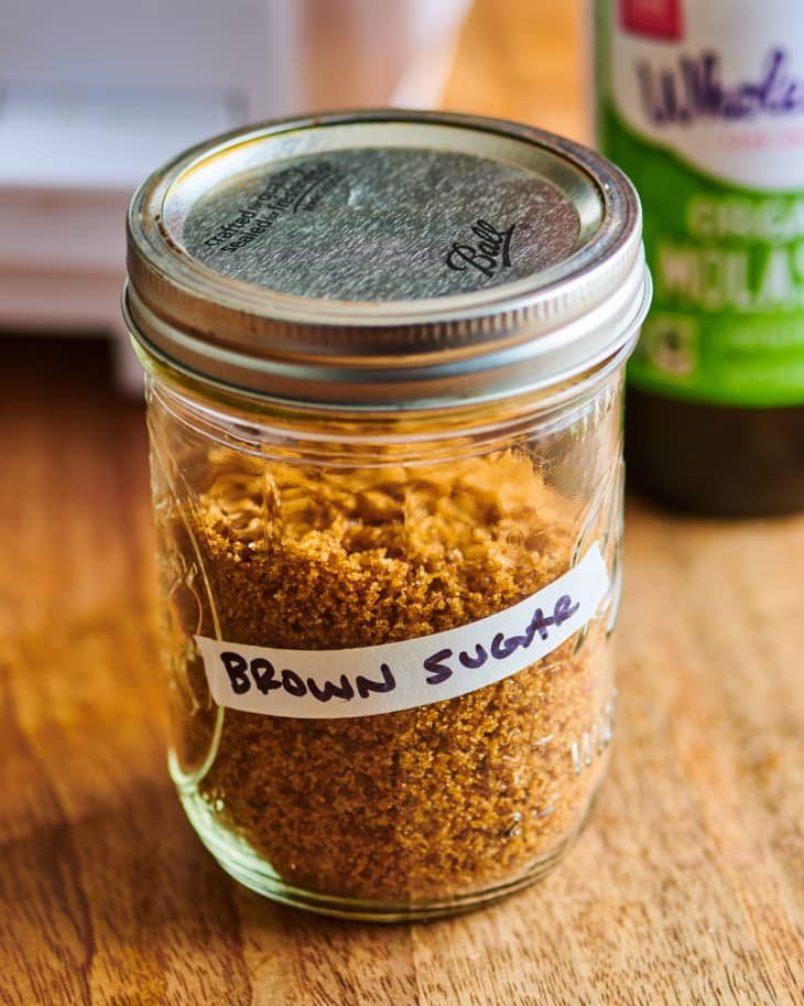 How to Make Brown Sugar - Easy DIY Brown Sugar Recipe