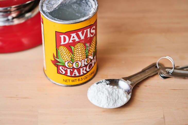 Corn starch container and measuring spoon with corn starch