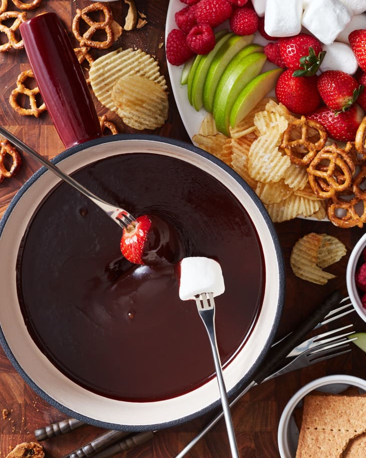 Chocolate fondue: Everything about its history and varieties