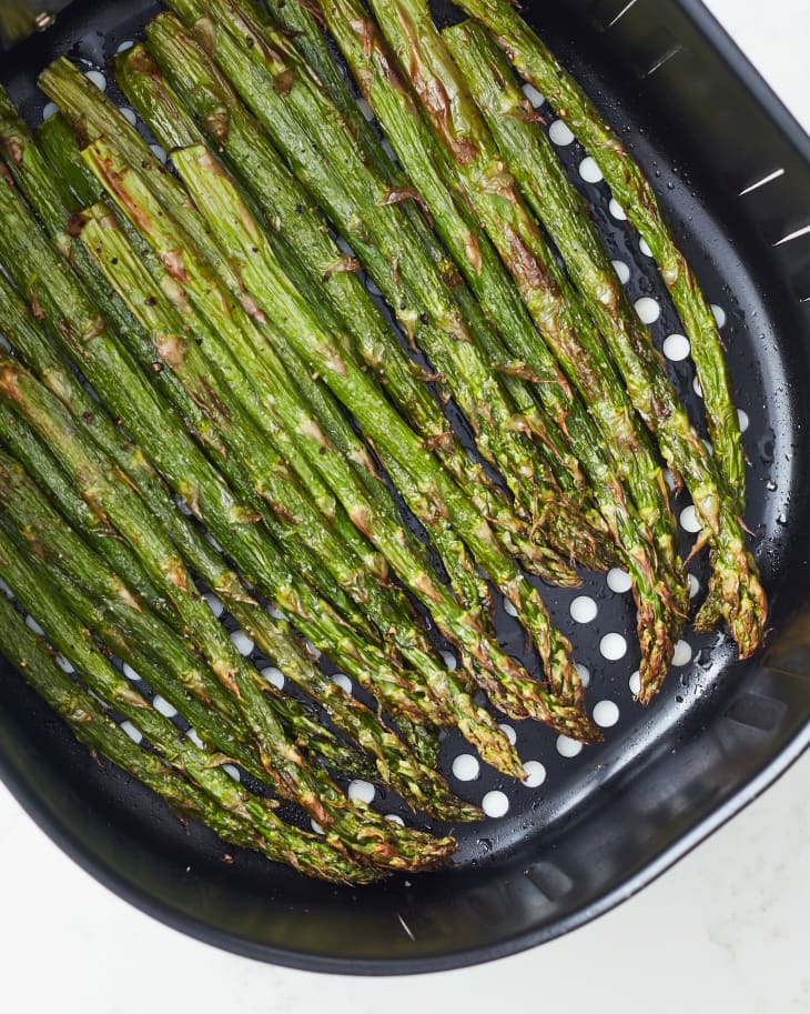air fryer asparagus in air fryer tray