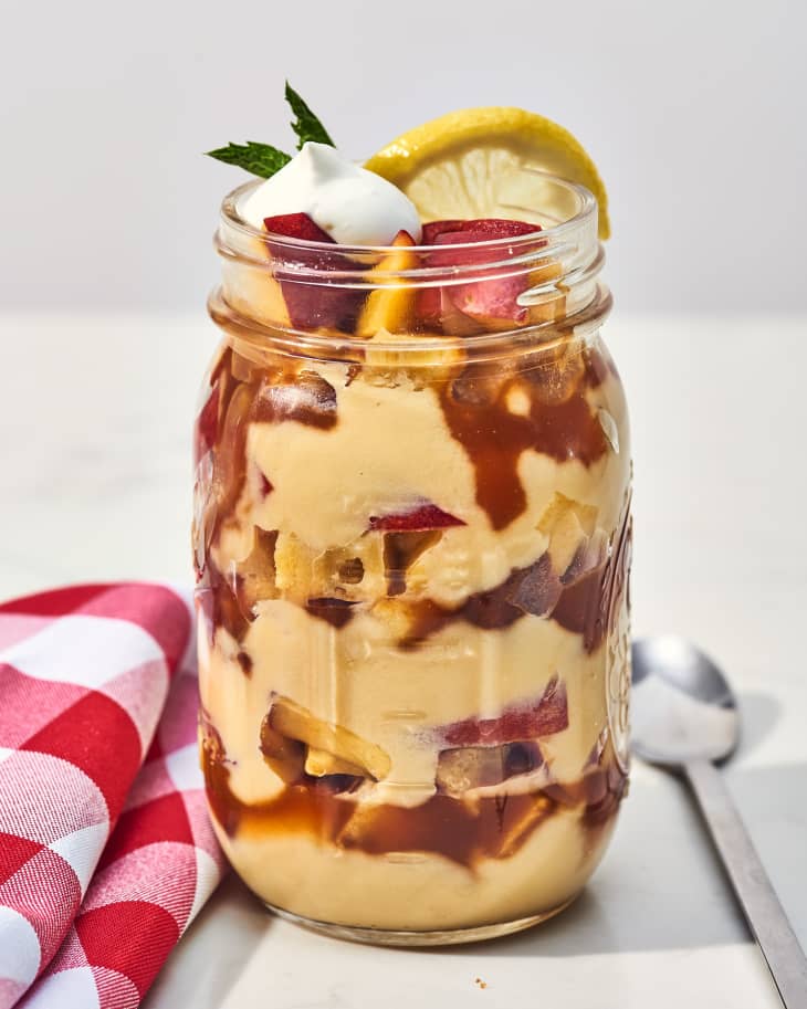 peach iced tea trifle in a mason jar next to a napkin