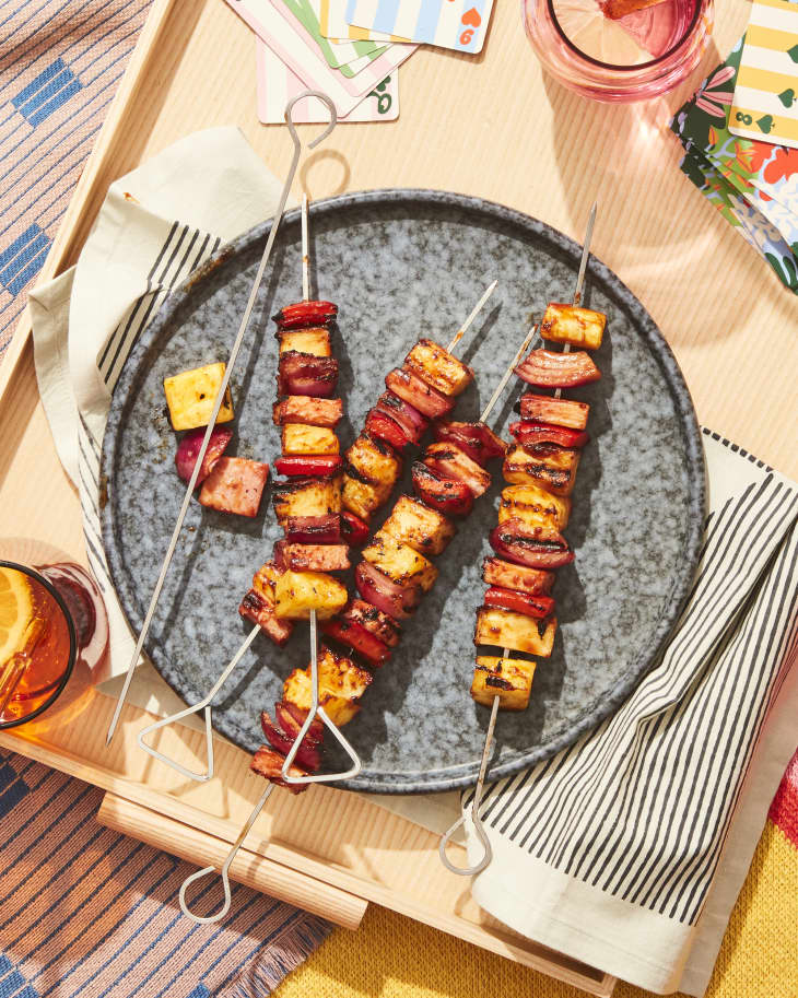 Hawaiian pizza skewers on serving tray with cards