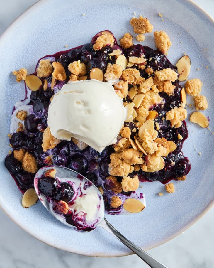 blueberry crumble in a bowl
