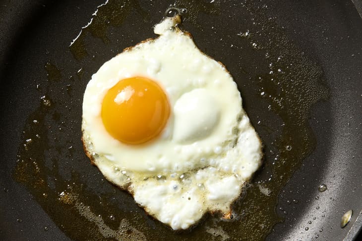 overhead shot of a fried egg being coked with the two fats method.