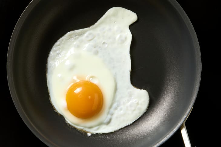 overhead shot of a fried egg using a cold pan.