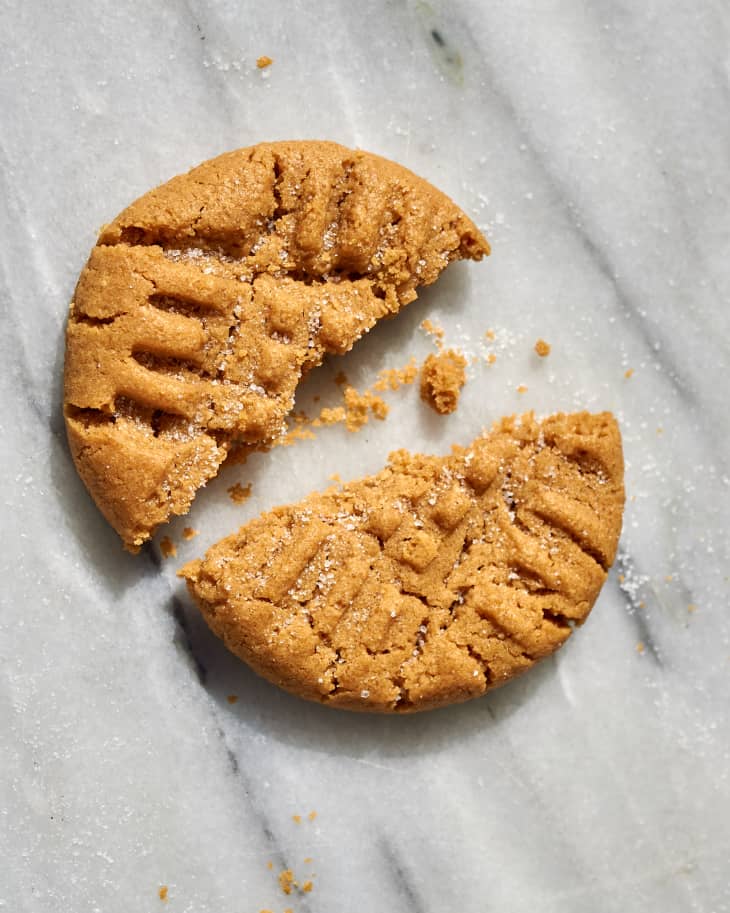 https://cdn.apartmenttherapy.info/image/upload/f_auto,q_auto:eco,w_730/k%2FPhoto%2FSeries%2F2020-05-Showdown-Peanut-Butter-Cookies%2FPeanut-Butter-Cookie-Battle-Alton%2FPeanut-Butter-Cookie-Battle-Alton021