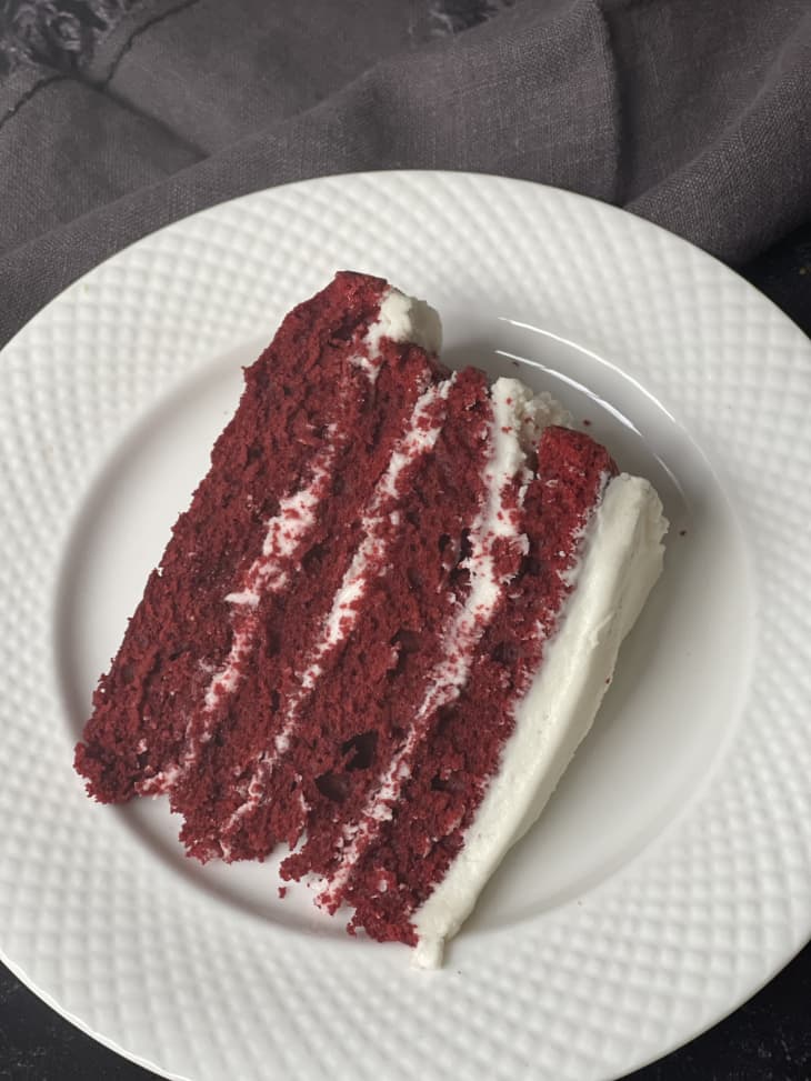 https://cdn.apartmenttherapy.info/image/upload/f_auto,q_auto:eco,w_730/k%2FPhoto%2FSeries%2F2022-01_Recipe-Showdown_Red-Velvet-Cake%2FKing%20Arthur%20Red%20Velvet%20Cake