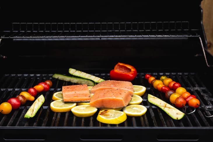 https://cdn.apartmenttherapy.info/image/upload/f_auto,q_auto:eco,w_730/k%2FPhoto%2FTips%2F2019-05-How-To-Easily-Keep-Fish-From-Sticking-To-The-Grill%2FSalmonGrilledonLemonOption2