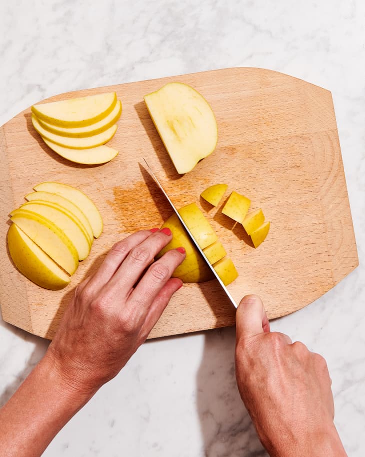 How to Cut an Apple - FeelGoodFoodie