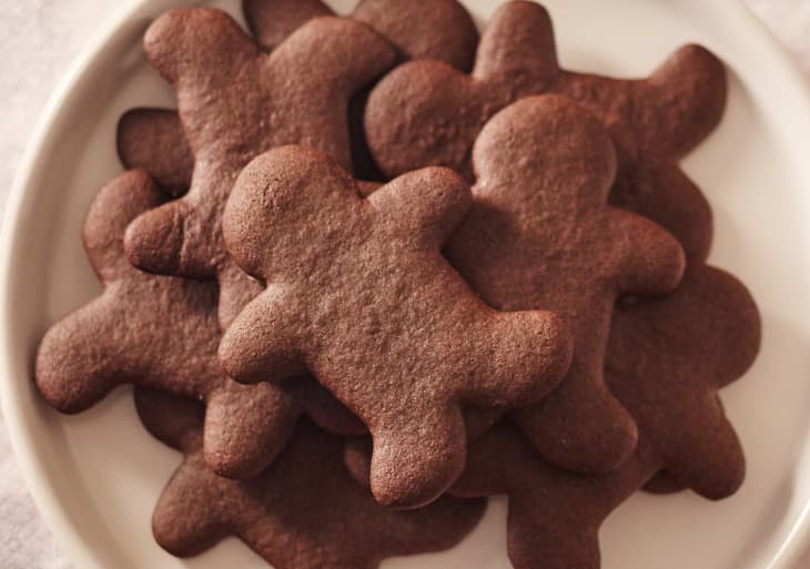 A plate of gingerbread cookies