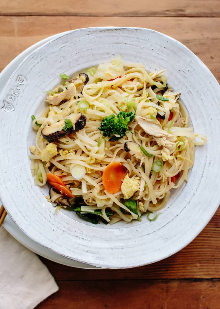 Stir-Fried Noodles with Shredded Chicken and Winter Vegetables