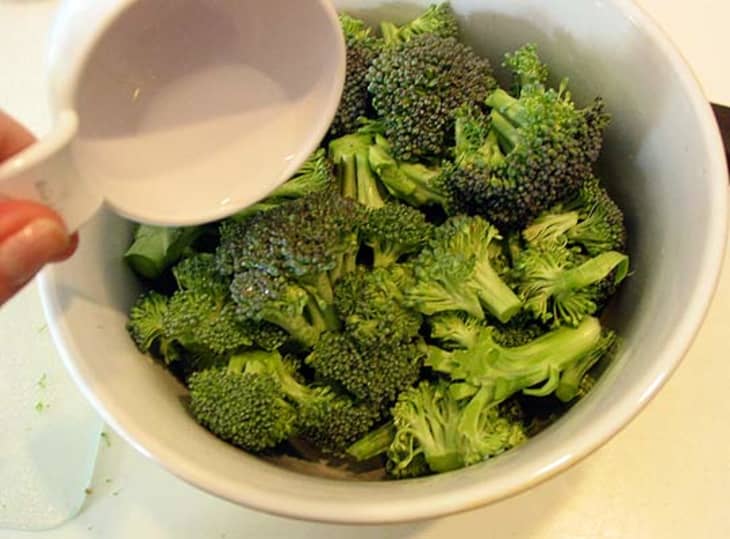 Steaming Fresh or Frozen Broccoli in the Microwave