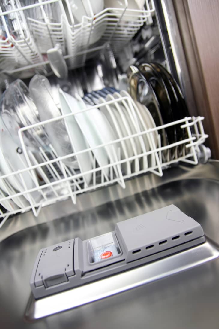 How Does a Dishwasher Machine Work? How to Use it for the First Time?