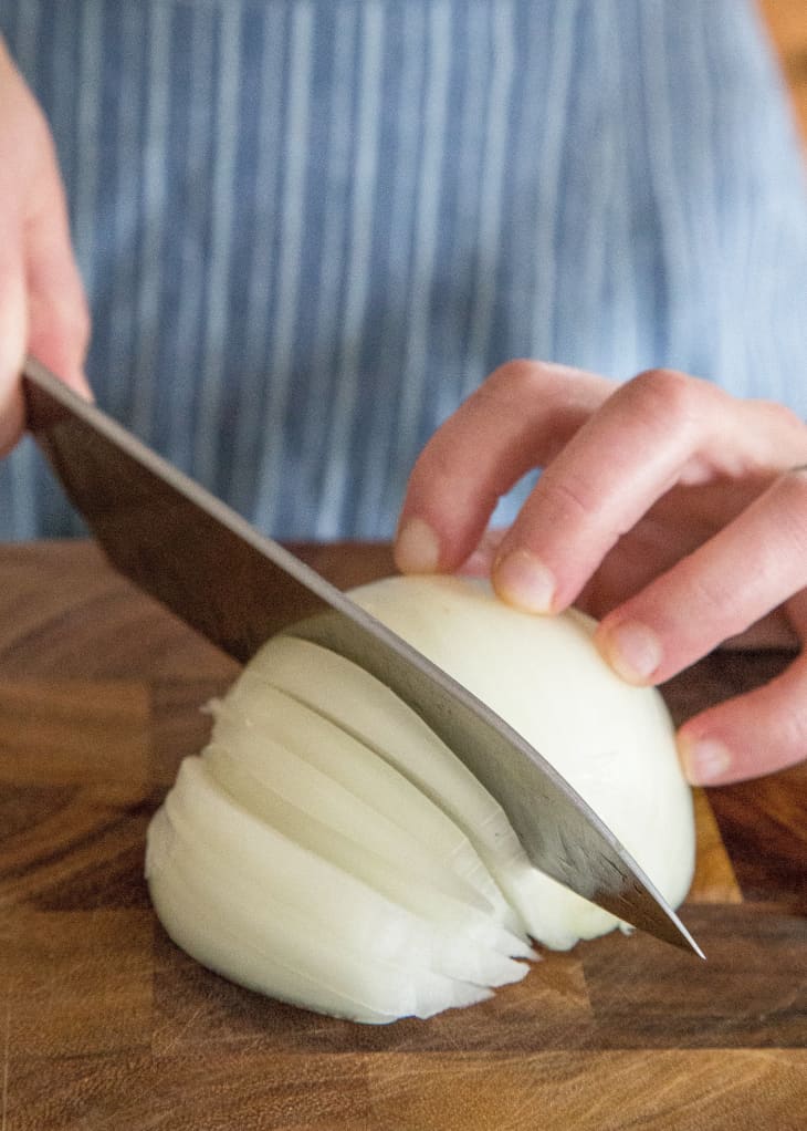 How To Cut An Onion Into Perfectly Thin Slices