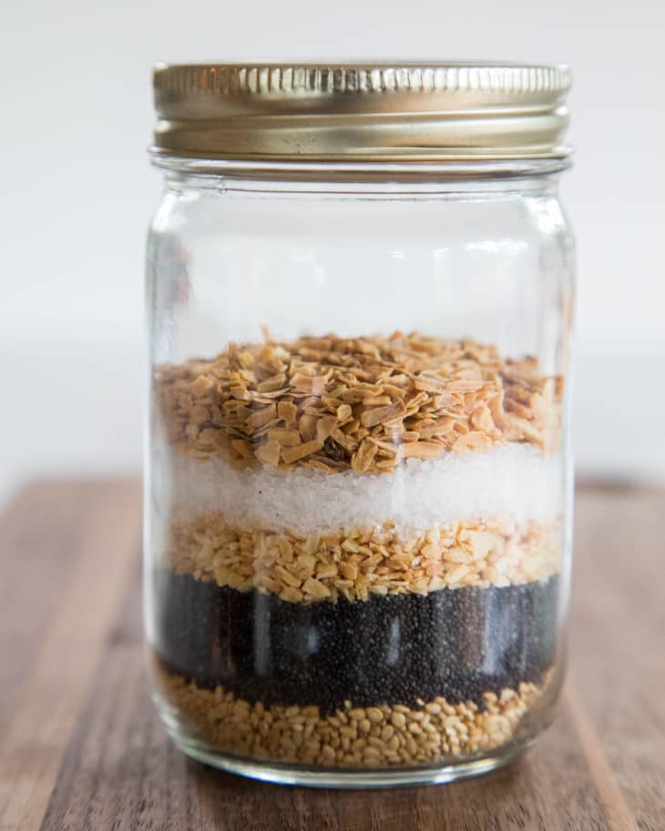 Everything bagel spice layers in a mason jar: poppy seeds, toasted sesame seeds, dried garlic, dried onion, coarse salt