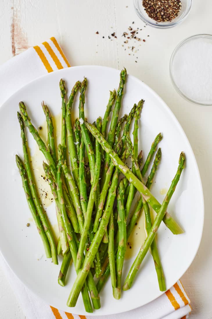 Cooked asparagus on a plate