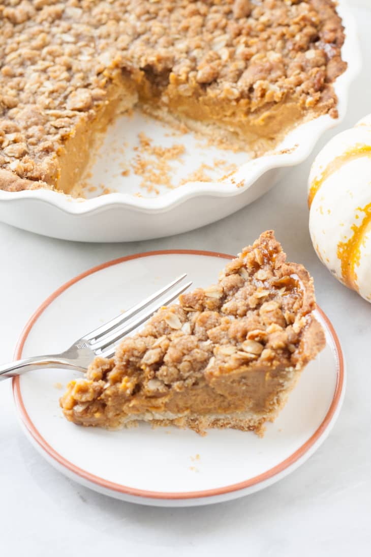 Maple Pumpkin Pie with Streusel Topping