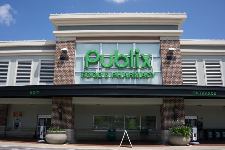 the front entrance/sign of a publix food & pharmacy grocery store on a sunny day