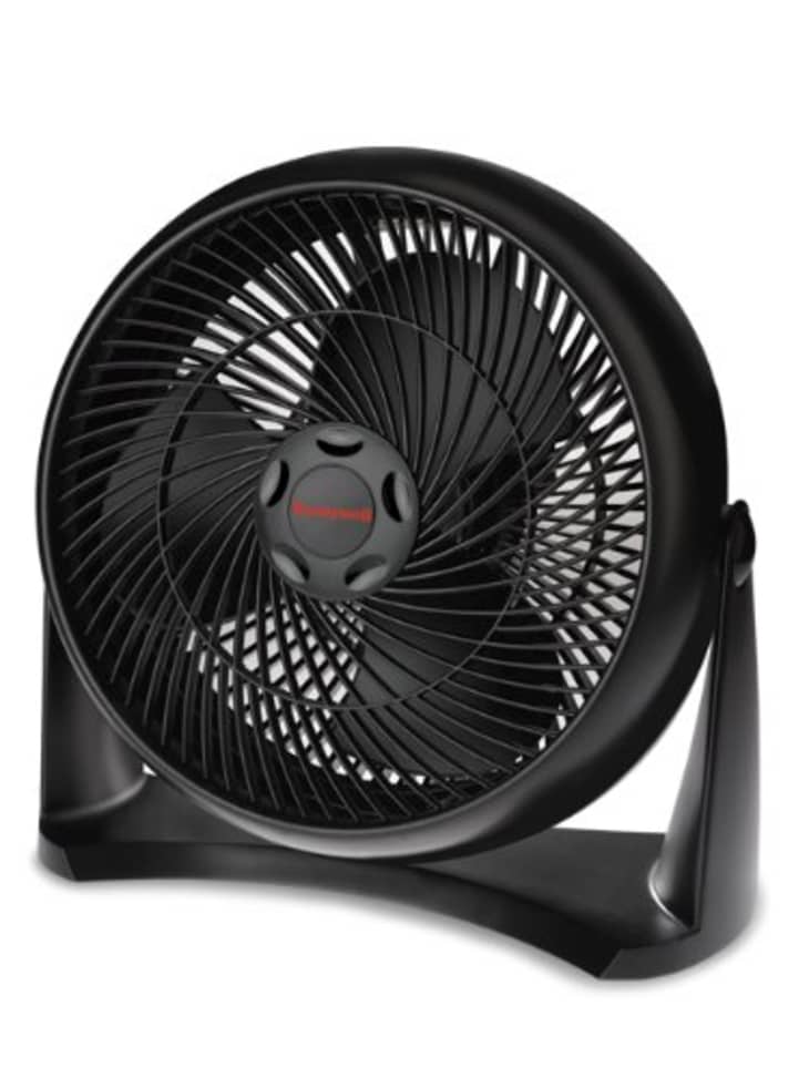 Kitchen fan outlet for cooling