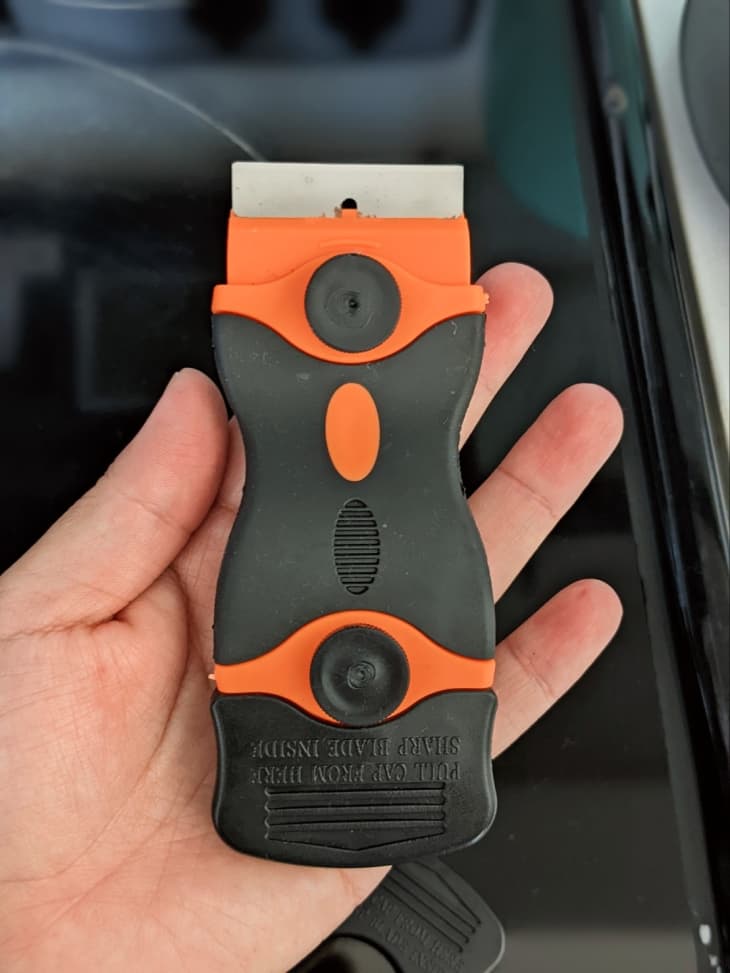 Sharp pull scraper outlet