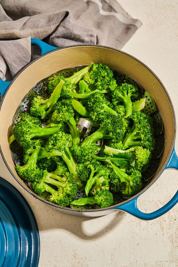 Steamed Broccoli Recipe With And Without Steamer Basket The Kitchn   Steamedbroccoli 1