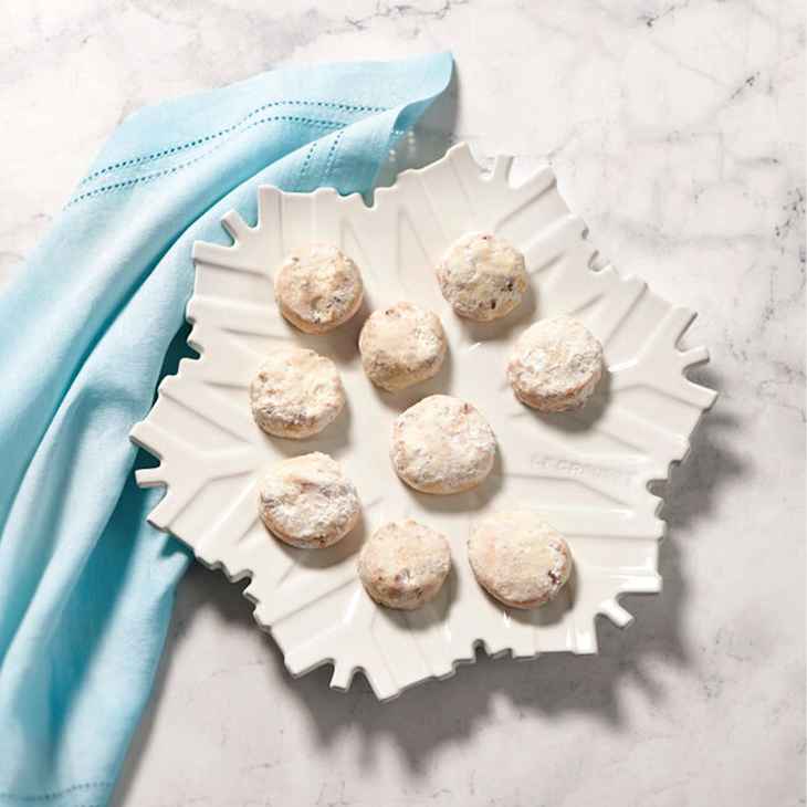 ルクルーゼ　スノーフレークプレート This “So Pretty” Le Creuset Serving Platter Is 30% Off Ahead of