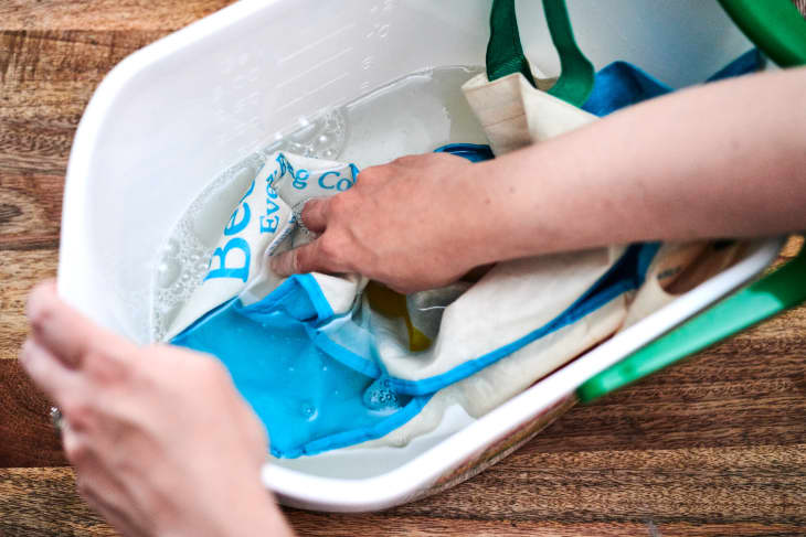 How to Clean a Reusable Grocery Bag Cotton Insulated Bamboo and Nylon Apartment Therapy
