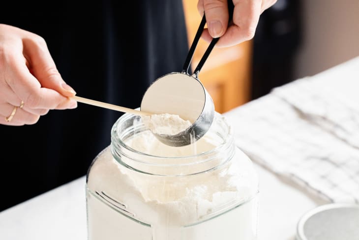 Best Way to Level Dry Goods When Measuring | The Kitchn