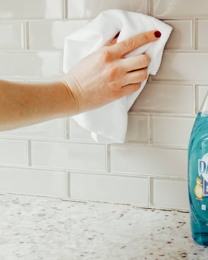 cleaning-showdown-best-way-to-clean-a-greasy-kitchen-backsplash