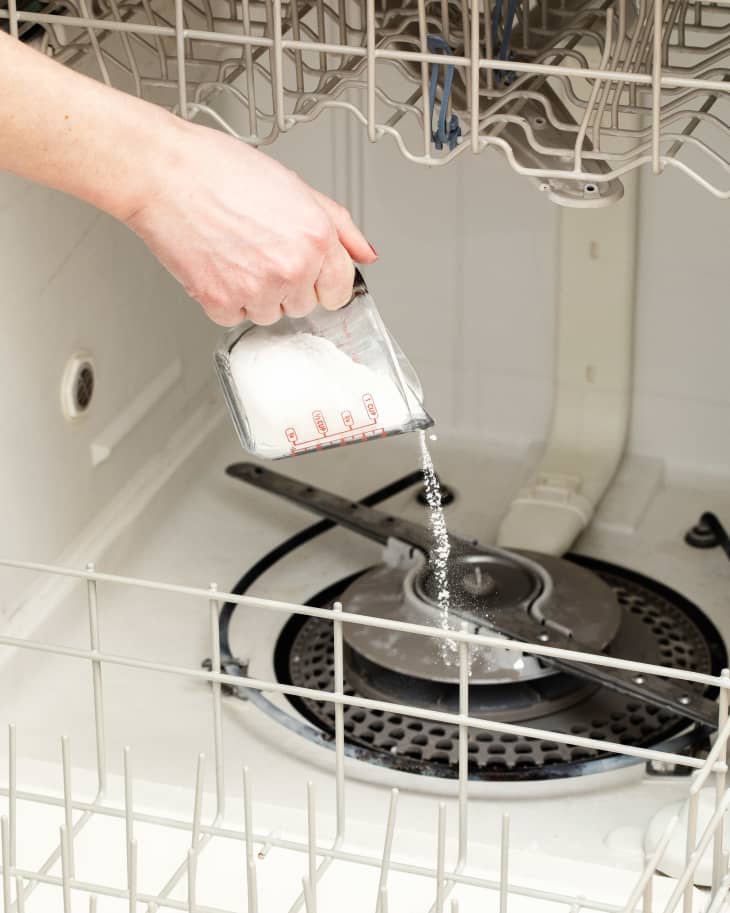 Cleaning dishwasher with vinegar deals and baking soda