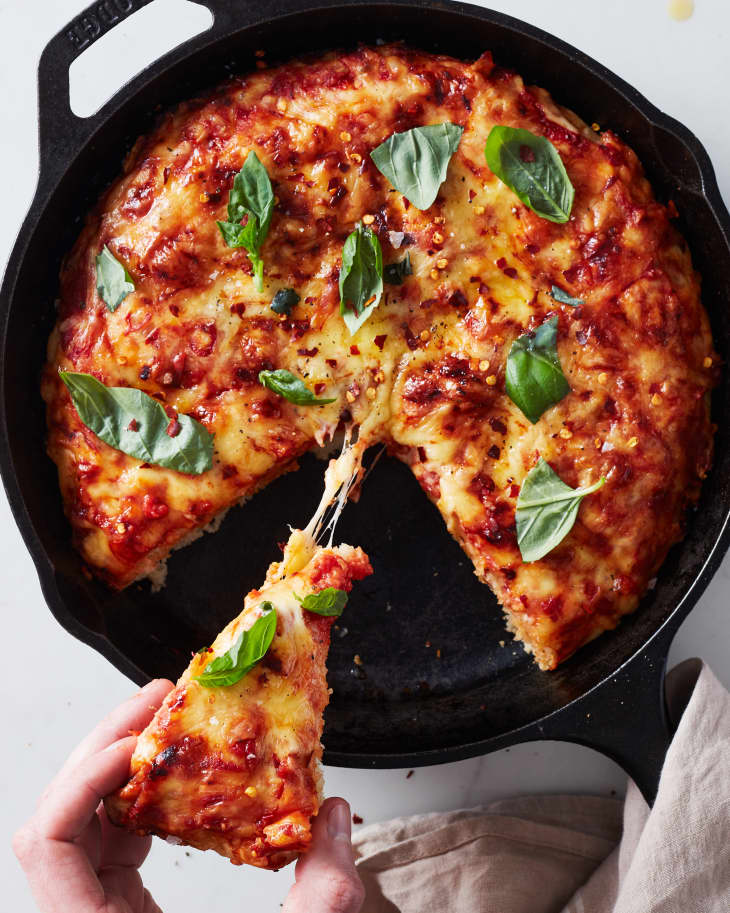 Baking pan pizza shop