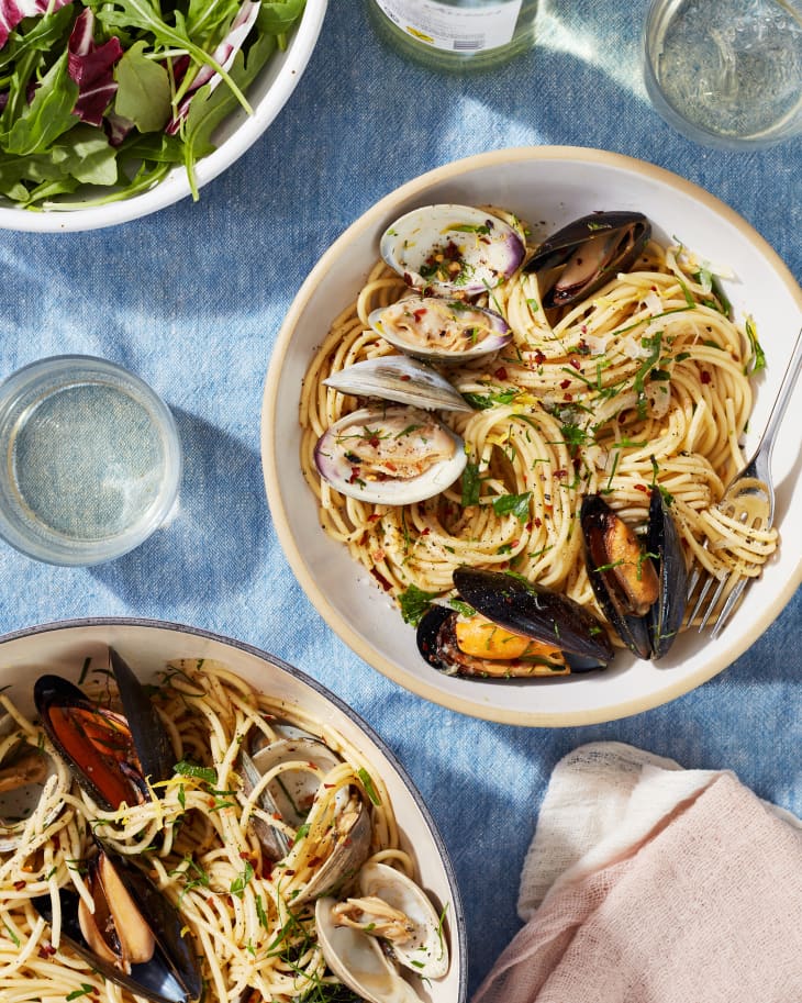 Garlicky Spaghetti with Mussels and Clams Recipe (White Wine Sauce