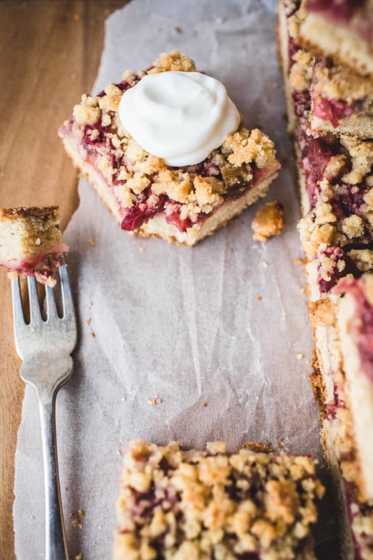 Recipe StrawberryRhubarb Streusel Bars The Kitchn
