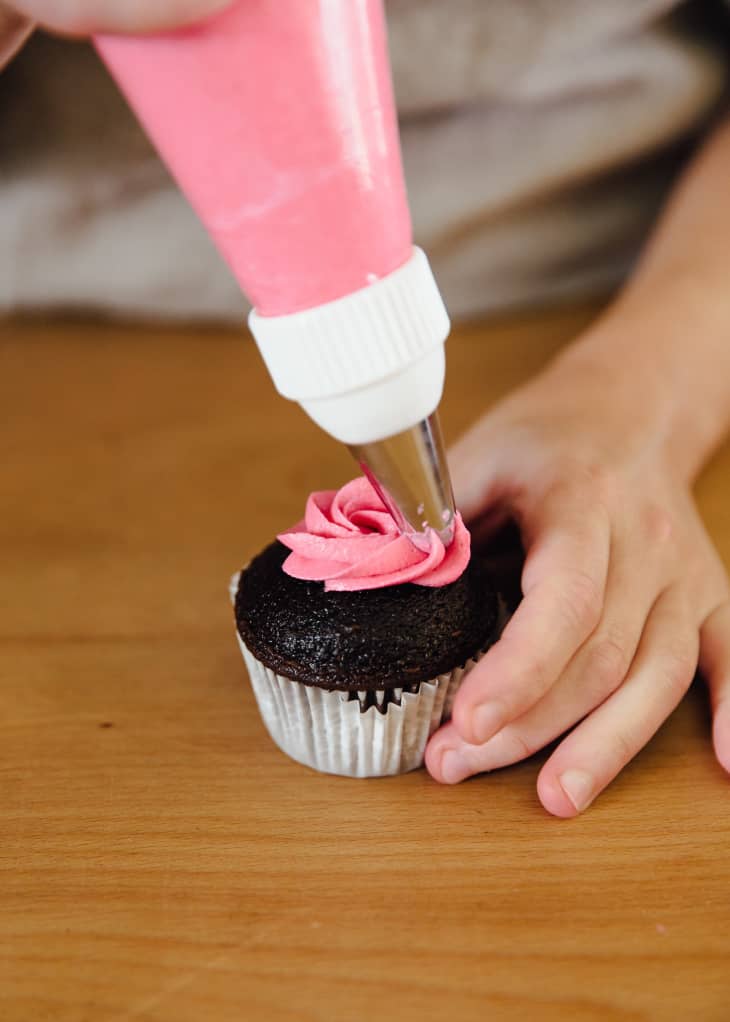 Piping bag 2025 cake decorating