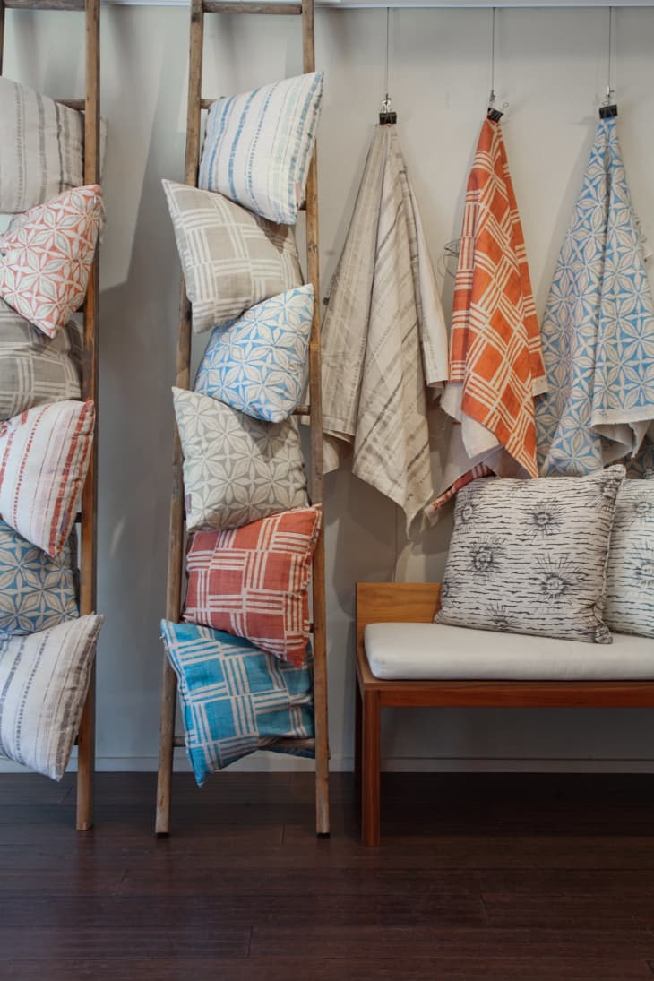 10 Easy Ways To Store Your Bed Throw Pillows At Night