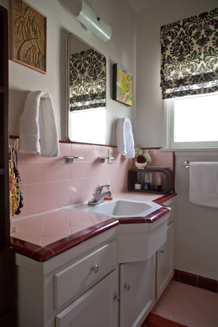 Pink Tile Bathroom Ideas - 25 Glam Pink And Gold Bathroom Decor Ideas Digsdigs : And we adore the black crittall window that is cleverly mimicked in the black edging around the tiles and across the top half of the wall.