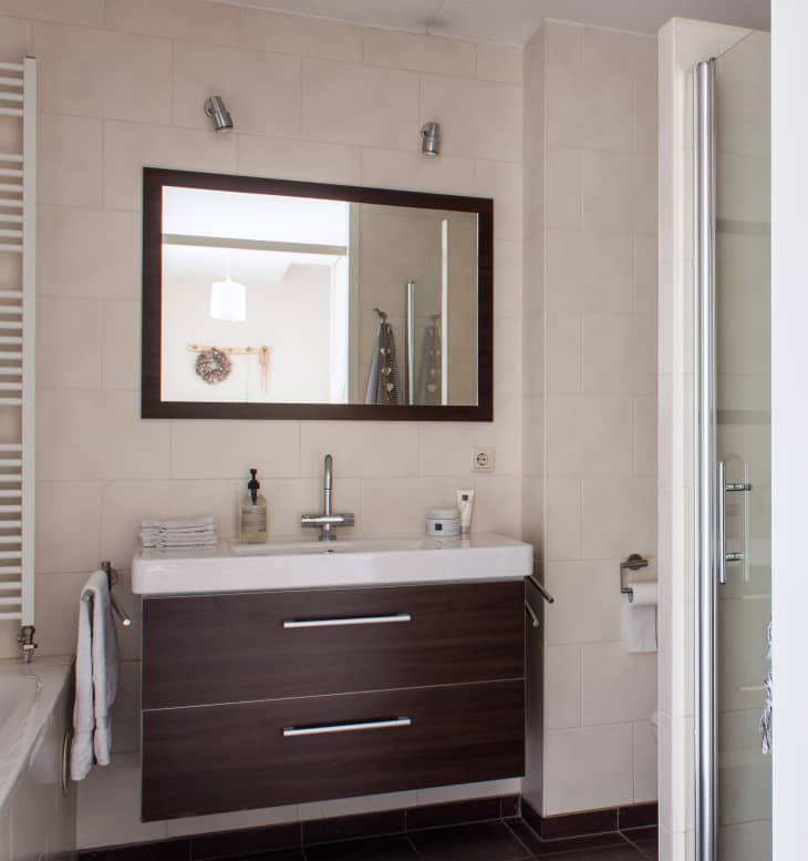 25 Smart Bathroom Towel Storage Ideas - DigsDigs