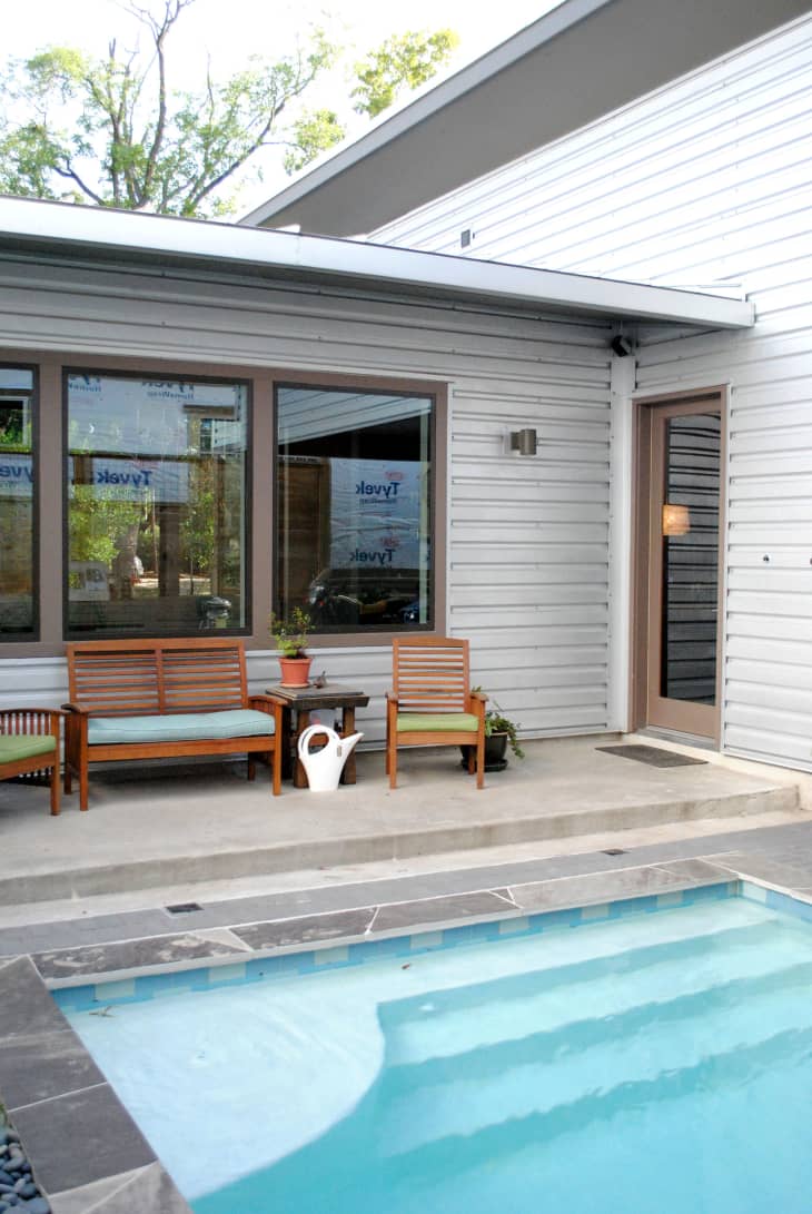 21 Small Backyard Pool Ideas (With Photos of Tiny Pools) | Apartment ...