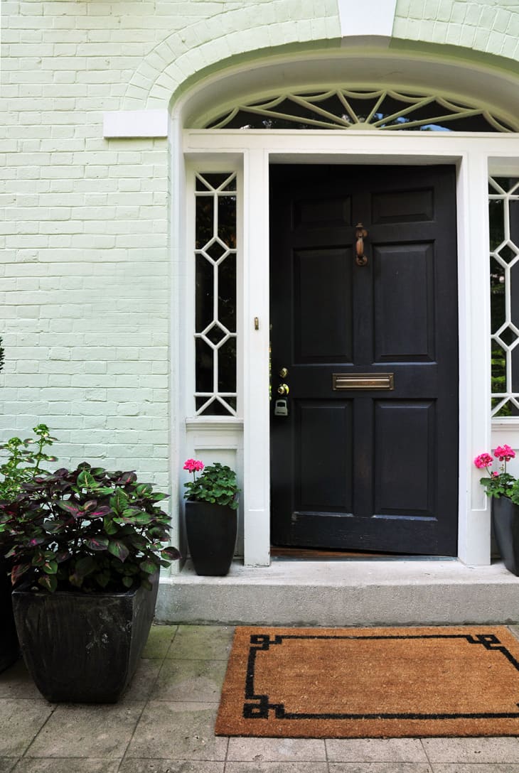 Dark Paint for House Exteriors: The Pros and Cons | Apartment Therapy