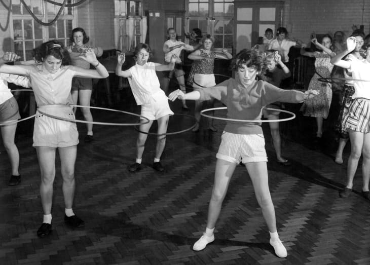 1958年9月，在伦敦圣保罗路中学的体育课上，呼啦圈风靡一时。