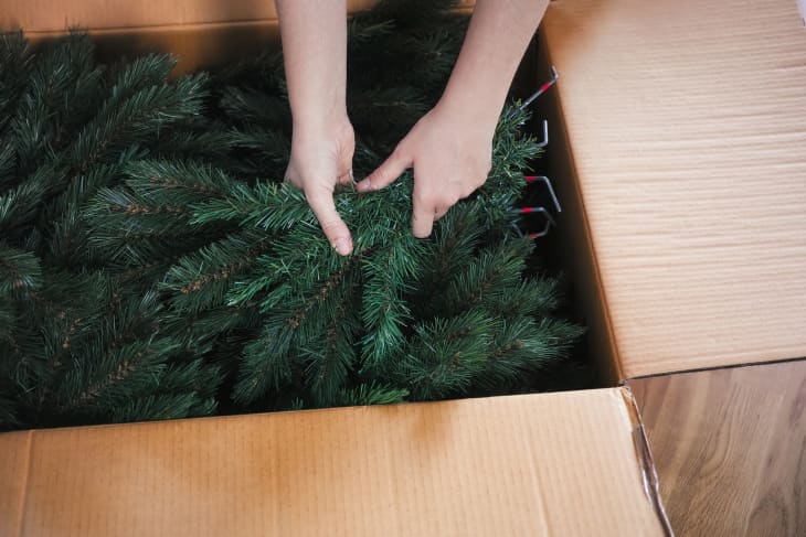 How to Fluff a Christmas Tree, According to a Pro Stylist