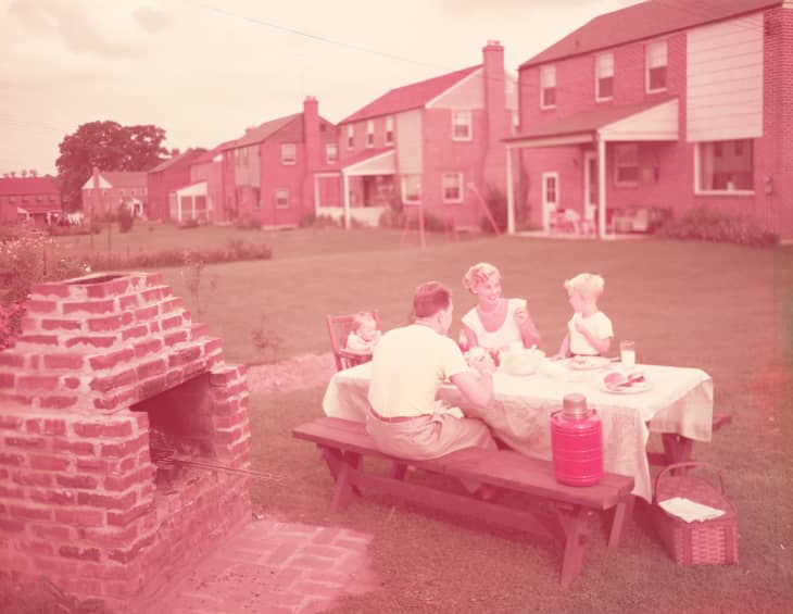一家人在后院野餐和烧烤。