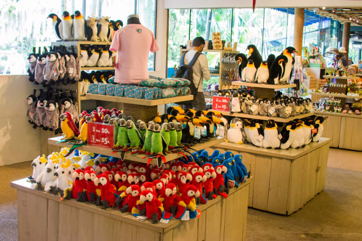 the souvenir shop of bird park. A lot of stuffed toys for sale, like penguin, parrots, macaw and toucan.