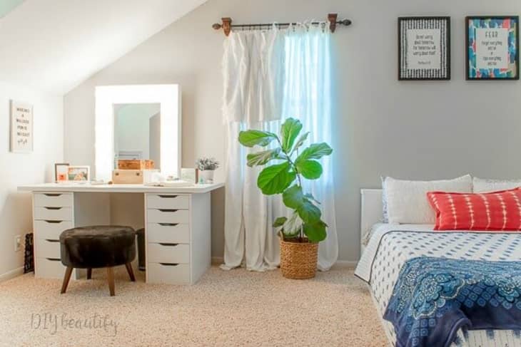 https://cdn.apartmenttherapy.info/image/upload/f_auto,q_auto:eco,w_730/teen_girl_modern_bedroom-3