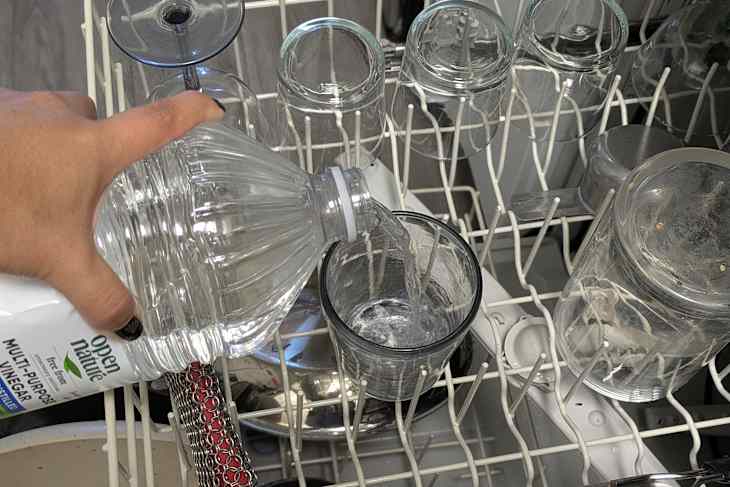 Why I Always Put a Cup of Vinegar in the Top Rack of My Dishwasher ...